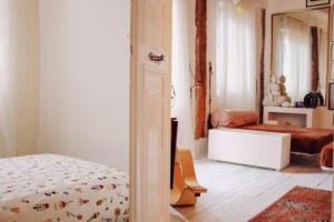 1 dormitorio con cama y espejo en HABITACIONES EN APARTAMENTO INDEPENDIENTE, en Bilbao