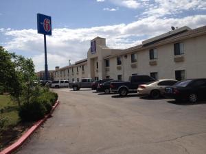 a parking lot with cars parked in front of a hotel at Motel 6 Elk City, Ok in Elk City