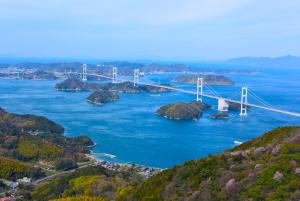 広島市にあるサンチャゴホテルの川上の橋 +15枚の写真