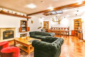 sala de estar con chimenea, mesa y sillas en Luxury town house, en L'Arboç