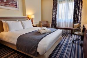 Säng eller sängar i ett rum på Holiday Inn Rugby-Northampton M1 Jct18, an IHG Hotel