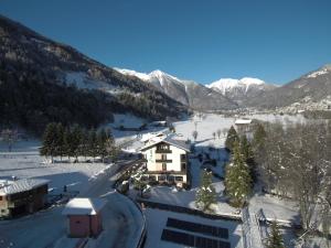 Vista generica sulle montagne o vista sulle montagne dall'interno dell'hotel