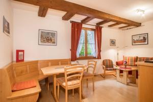 a kitchen and dining room with a table and chairs at Ferienwohnung Risthof 1 in Owingen