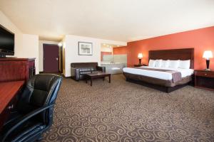 Postel nebo postele na pokoji v ubytování Travelodge by Wyndham Enid