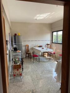 卡尚布的住宿－Lindo apartamento em Caxambu，厨房以及带桌椅的用餐室。