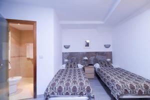 Llit o llits en una habitació de Hotel Comapedrosa