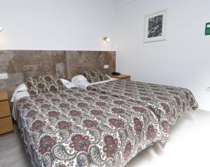 Llit o llits en una habitació de Hotel Comapedrosa