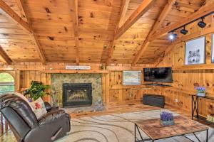 Area soggiorno di Modern Mountain Cabin with Resort-Style Amenities!