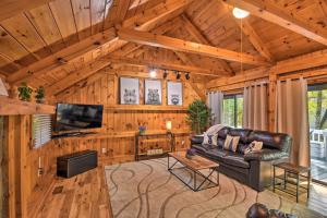 Area soggiorno di Modern Mountain Cabin with Resort-Style Amenities!