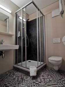 Koupelna v ubytování Motel Hohenems + 24 fotografií