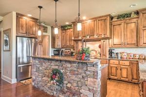 Upscale Mountain Home with View, 10 Mi to Dwtn!