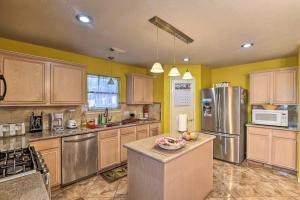 Fotografie z fotogalerie ubytování Family-Friendly Home about 12 Mi to Space Center! v destinaci Pasadena + 16 fotografií