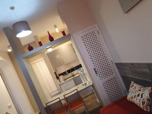 einen Blick über eine kleine Küche in einem Zimmer in der Unterkunft apartment Playa Fañabe in Adeje