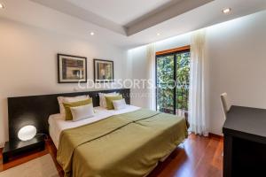 Tempat tidur dalam kamar di Baia da Luz Resort