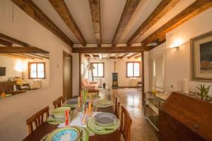 un comedor con mesa y sillas en una habitación en SAN LUCA 1836, en Venecia