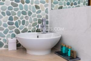 Kamar mandi di Baia da Luz Resort