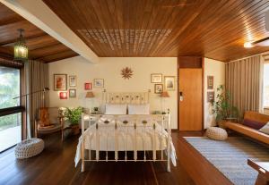 - une chambre avec un lit et un plafond en bois dans l'établissement CASA Di VINA Boutique Hotel, à Salvador