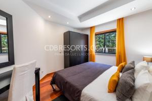 Tempat tidur dalam kamar di Baia da Luz Resort