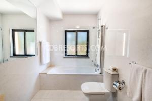 Kamar mandi di Baia da Luz Resort