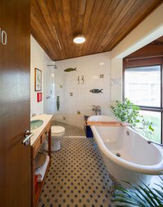 uma casa de banho com uma banheira, um lavatório e um WC. em CASA Di VINA Boutique Hotel em Salvador