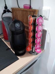 ein Regal mit Kaffeekanne und Tassen darauf in der Unterkunft Studio au calme, dans village tranquille in Séné