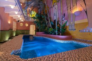 una piscina en medio de una habitación en CASA MOVIDA HOSTEL en Cartagena de Indias