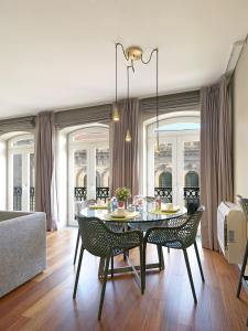 una sala da pranzo con tavolo e sedie di New Oporto Apartments - São Bento a Porto