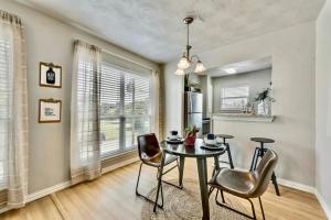 a dining room with a table and chairs at The Swank - Close to Downtown in Dallas