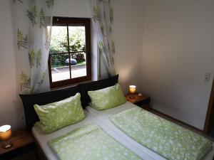 Ein Bett oder Betten in einem Zimmer der Unterkunft Angeln am Regen - Angelhof Posl