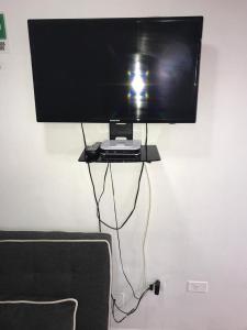 Un televisor de pantalla plana colgado en una pared en Apartamento Edificio Bahía Fragata, en San Andrés 17 fotos más