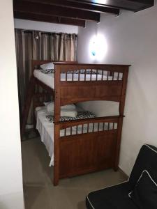 un par de literas en una habitación en Apartamento Edificio Bahía Fragata, en San Andrés
