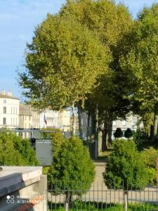 Una vista de una calle con árboles y edificios. en Le Selamat, Logis XXL au calme avec Terrasse, en Carcassonne