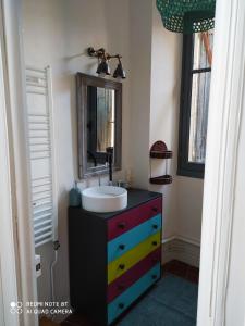 baño con lavabo y tocador colorido en Le Selamat, Logis XXL au calme avec Terrasse, en Carcassonne 14 fotos más