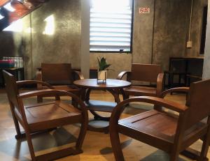 - une table et des chaises dans une chambre avec fenêtre dans l'établissement Momento House, à Phra Nakhon Si Ayutthaya
