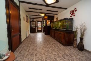 a hallway with a fish tank in a room at Casa Frent in Predeal