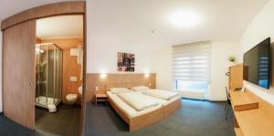 una camera con letto e bagno di Motel Hohenems a Hohenems