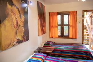 Una cama o camas en una habitación de Seabreeze Inn
