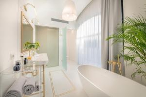 uma casa de banho com uma banheira, um lavatório e um espelho. em Luxury Suite with Terrace em Sant'Agnello