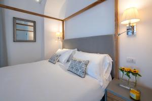 1 dormitorio con 1 cama blanca y 2 almohadas en Luxury Suite with Terrace en Sant'Agnello
