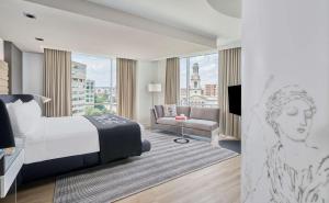 ワシントンにあるHotel Zena Washington DCのベッドルーム1室(ベッド1台、ソファ、窓付) +37枚の写真