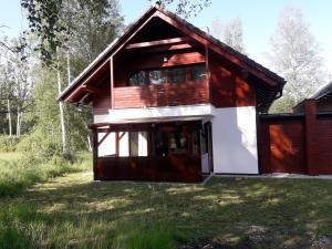 un fienile in legno con una porta nell'erba di Resort Nová Pec a Nová Pec