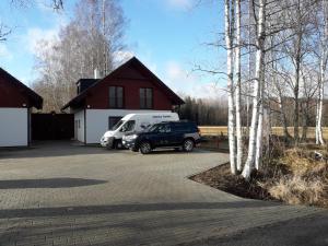 un garage con un'auto e un camion parcheggiato di fronte a una casa di Resort Nová Pec a Nová Pec
