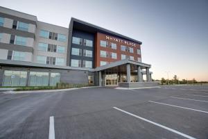 ein leerer Parkplatz vor einem Gebäude in der Unterkunft Hyatt Place at Wichita State University in Wichita