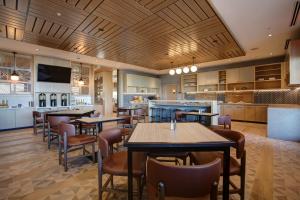 Restorāns vai citas vietas, kur ieturēt maltīti, naktsmītnē Hyatt Place at Wichita State University