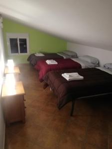 three beds in a room with green walls at Atico centrico ideal en Algodonales in Algodonales