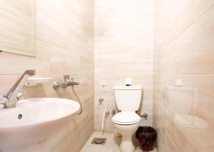 ein Badezimmer mit einem weißen WC und einem Waschbecken in der Unterkunft Minerva Grand Boutique in Kairo