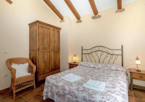 Кровать или кровати в номере Casas Rurales Acebuche en Valle del Ambroz +64 фотографии