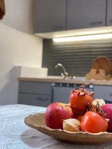 un plato de frutas y hortalizas en una mesa en Cozy Apartment in a Historic Villa, en Merano