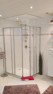 Phòng tắm tại 4 Sterne Ferienwohnung 140 qm im Haus Tina