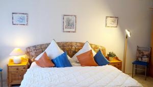 a bedroom with a bed with pillows on it at 4 Sterne Ferienwohnung 140 qm im Haus Tina in Sankt Andreasberg